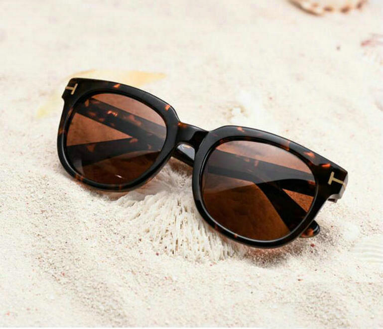 luxury top qualtiy New Fashion 211 Tom Sunglasses For Man Woman Erika Eyewear ford Designer Sun Glasses with FT box Free Shipping, White;black
luxury top qualtiy New Fashion 211 Tom Sunglasses For Man Woman Erika Eyewear ford Designer Sun Glasses with FT box Free Shipping, White;black