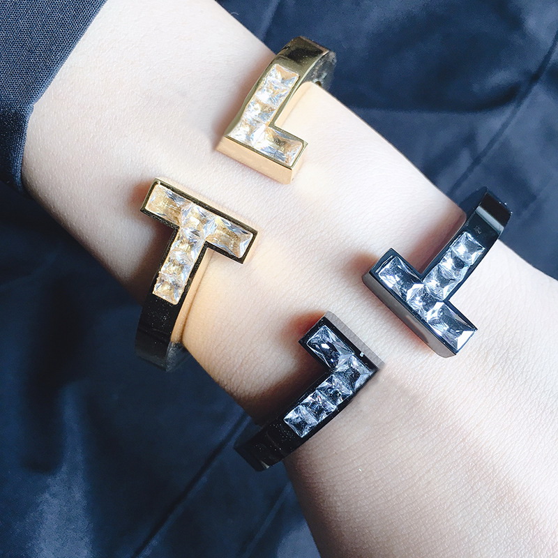 Europe America Fashion Style Lady Women Titanium steel Engraved T Initials Settings Diamond Open Thick Bangle Bracelet 4 Color
Europe America Fashion Style Lady Women Titanium steel Engraved T Initials Settings Diamond Open Thick Bangle Bracelet 4 Color