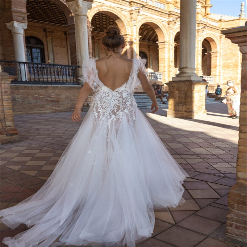 Modern Chic A Line Wedding Dresses Sexy V Neck Sleeveless Lace 3D Floral Appliqued Country Beach Bridal Gowns Custom Made Robes De Mariée