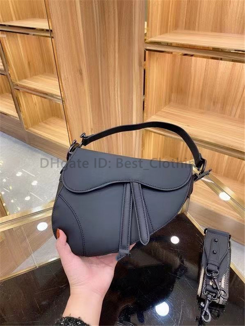 Classic Designer Simple Plain Women Saddle Fashion Bags Plain Genuine Leather Gallliano Metallic Artwork Handbags, No bag
Classic Designer Simple Plain Women Saddle Fashion Bags Plain Genuine Leather Gallliano Metallic Artwork Handbags, No bag