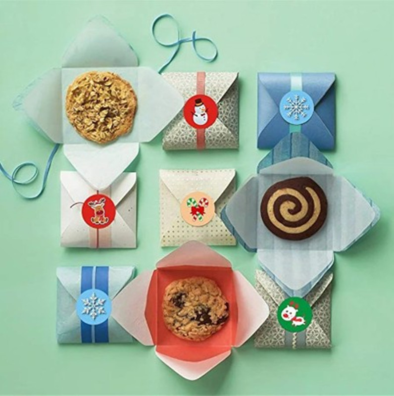 500 Sheets/Roll Round Labels Snowflake Santa Claus Packaging Sticker for Candy Bag Gift Box Packing Bag Christmas Decoration