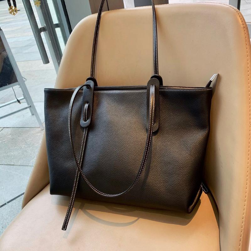 Female Bag Large-capacity Shoulder Bag 2021 New Wild Fashion Messenger Leather Handbag Simple Tote, Black
Female Bag Large-capacity Shoulder Bag 2021 New Wild Fashion Messenger Leather Handbag Simple Tote, Black