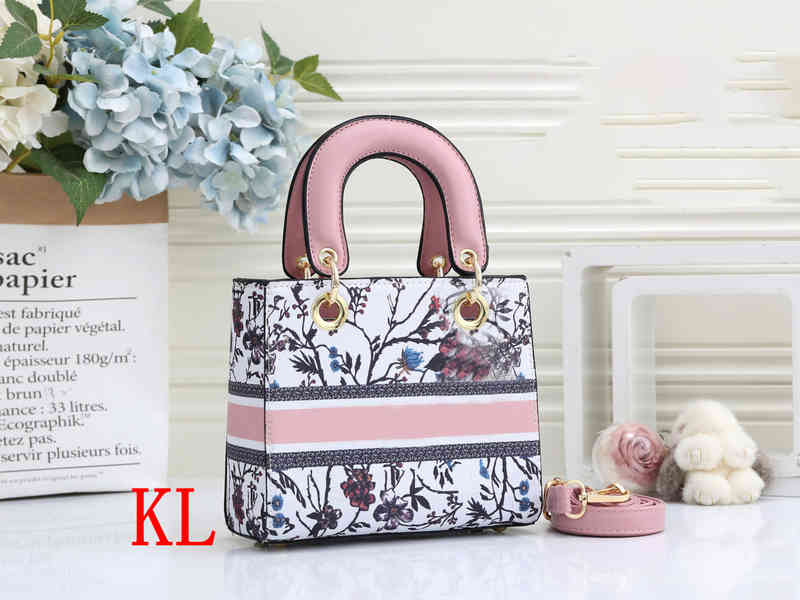 Designer handbag New fashion women saddle bag twill jacquard canvas trend shoulder bag tote ins party, Packing box
Designer handbag New fashion women saddle bag twill jacquard canvas trend shoulder bag tote ins party, Packing box