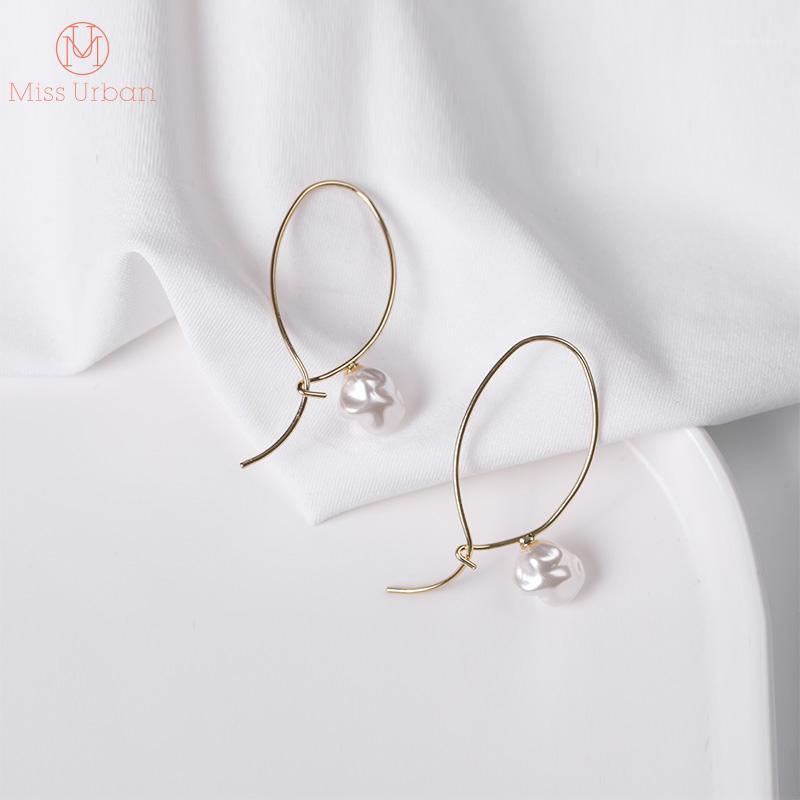 2020 Baroque Style Daily Hoop Earrings with Irregular Shape Resin Pearl Gold-color Aesthetic Design Classic Earring Free Shippin1
2020 Baroque Style Daily Hoop Earrings with Irregular Shape Resin Pearl Gold-color Aesthetic Design Classic Earring Free Shippin1