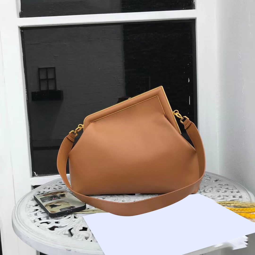 Top quality women's shoulder dinner bag, luxury designer Handbag 2021 Genuine leather cloud clip bags, Coffee color small
Top quality women's shoulder dinner bag, luxury designer Handbag 2021 Genuine leather cloud clip bags, Coffee color small