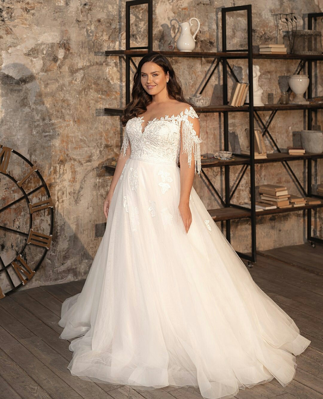 Plus Size A Line Wedding Dresses Sheer V Neck Lace Appliques Bridal Gowns robes de mariée New Fashion