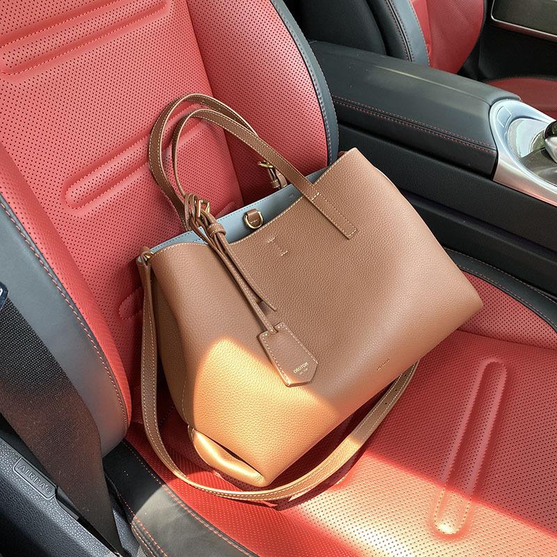 Margot drum bag large capacity shoulder bag simple Tote, Brown trumpet
Margot drum bag large capacity shoulder bag simple Tote, Brown trumpet