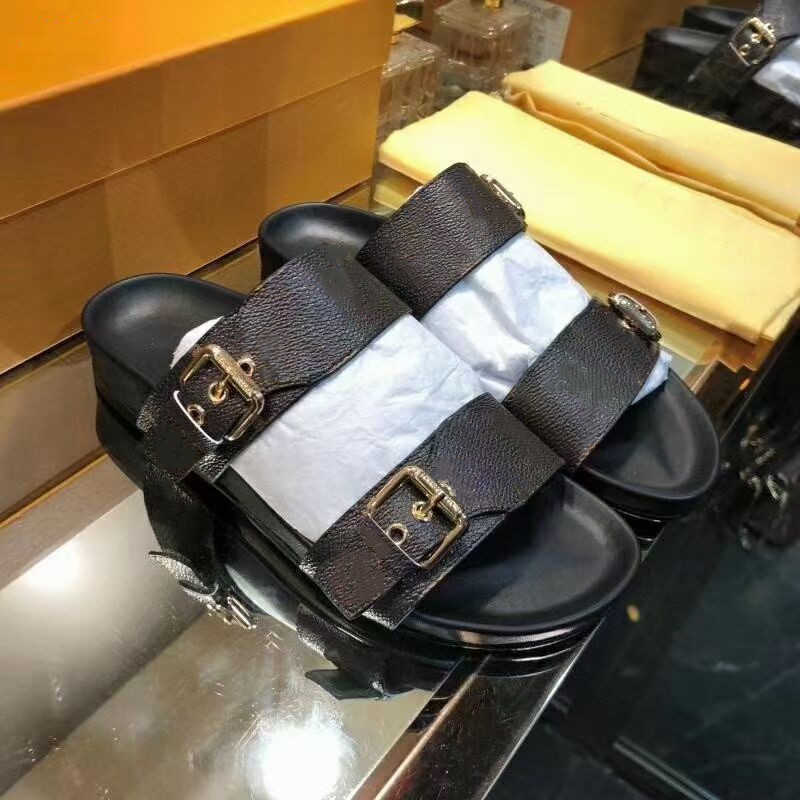2021Slippers designer Slippers Leather sandal Slides 2 Straps with Adjusted Gold Buckles Men and Women Summer flip flops have box size 35-45, Black
2021Slippers designer Slippers Leather sandal Slides 2 Straps with Adjusted Gold Buckles Men and Women Summer flip flops have box size 35-45, Black