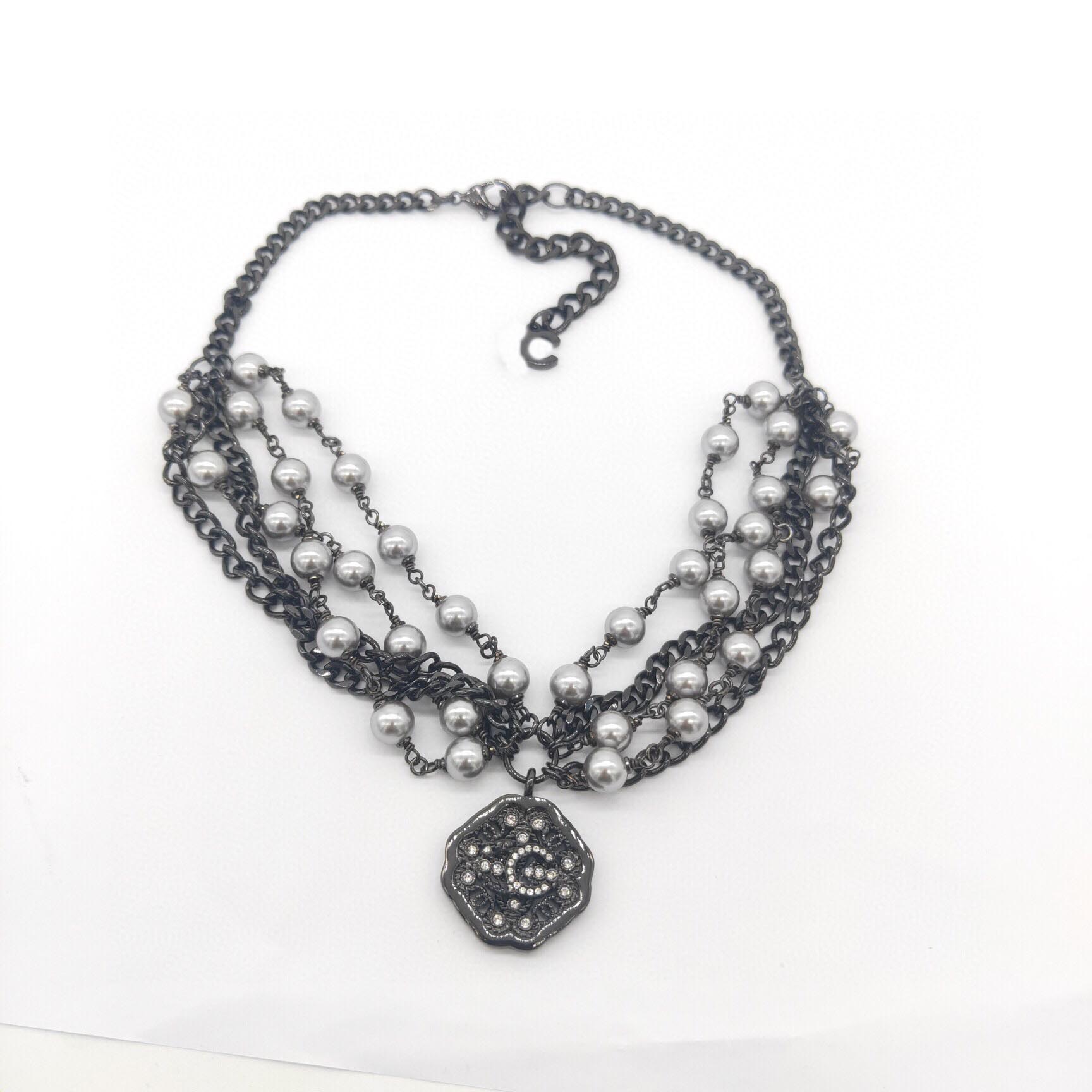 2022 Top quality charm pendant necklace with diamond and nature shell in black color plated choker for women wedding jewelry gift have box stamp PS7504
2022 Top quality charm pendant necklace with diamond and nature shell in black color plated choker for women wedding jewelry gift have box stamp PS7504