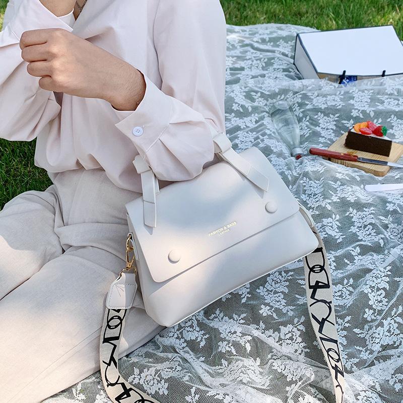 NEW Original Design Fashion Bow Handbag & Elegant Ladies Shoulder Bag Square Bag Width 25cm Height 17cm Thickness 11cm
NEW Original Design Fashion Bow Handbag & Elegant Ladies Shoulder Bag Square Bag Width 25cm Height 17cm Thickness 11cm