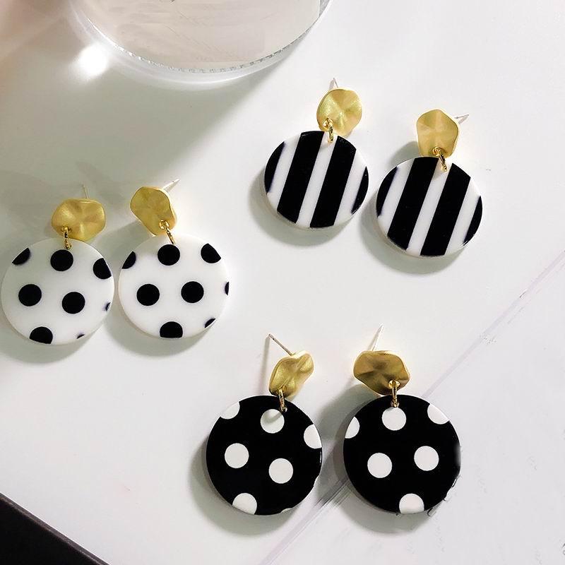 Dangle & Chandelier Vintage White Black Pointed Round Earrings For Women 2021 Fashion Acrylic Modern Wholesale1
Dangle & Chandelier Vintage White Black Pointed Round Earrings For Women 2021 Fashion Acrylic Modern Wholesale1