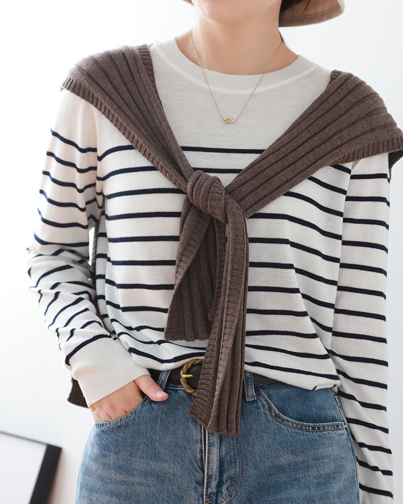 2020 autumn new solid color fashion wool thick needle hole knitting wild shawl female temperament outer scarf to keep warm 
2020 autumn new solid color fashion wool thick needle hole knitting wild shawl female temperament outer scarf to keep warm