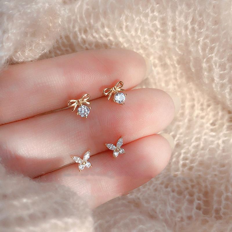 New Fashion Shiny Zircon Butterfly Stud Earrings Simple Temperament Personality Small Women's Earrings
New Fashion Shiny Zircon Butterfly Stud Earrings Simple Temperament Personality Small Women's Earrings