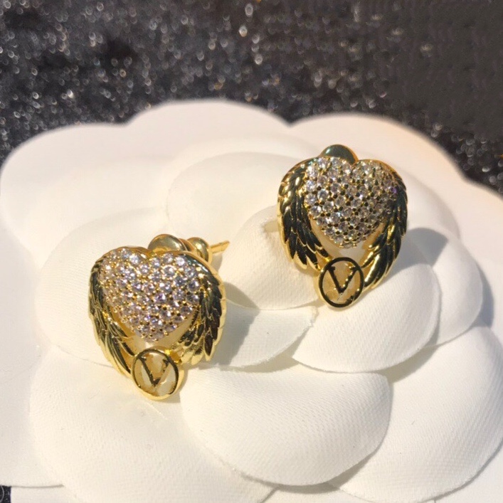 Luxury Designer Jewelry Women Earring heart earrings With Letter copper gold plated Elegant Wing Charm earrings fashion jewelry hot sale
Luxury Designer Jewelry Women Earring heart earrings With Letter copper gold plated Elegant Wing Charm earrings fashion jewelry hot sale