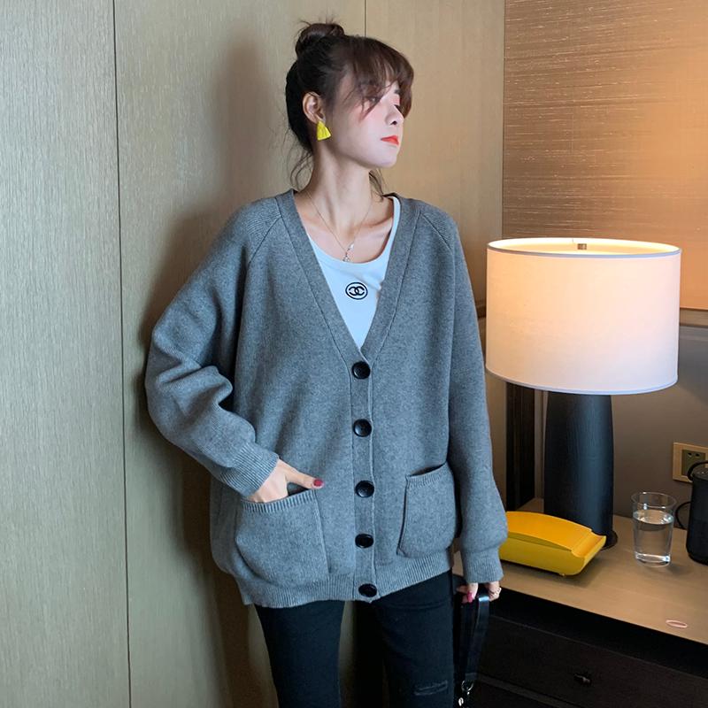The spring and autumn period and the v-neck BF wind coat female soft sweater cardigan loose thin joker languid is lazy knitting, Gray
The spring and autumn period and the v-neck BF wind coat female soft sweater cardigan loose thin joker languid is lazy knitting, Gray