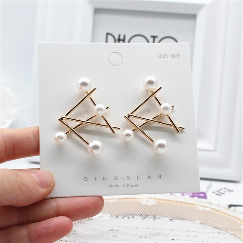 Korean New Design Hot Sale Fashion Jewelry Personality Metal Metal Copper Earrings Elegant White Pearl Earrings for women gift1 
Korean New Design Hot Sale Fashion Jewelry Personality Metal Metal Copper Earrings Elegant White Pearl Earrings for women gift1