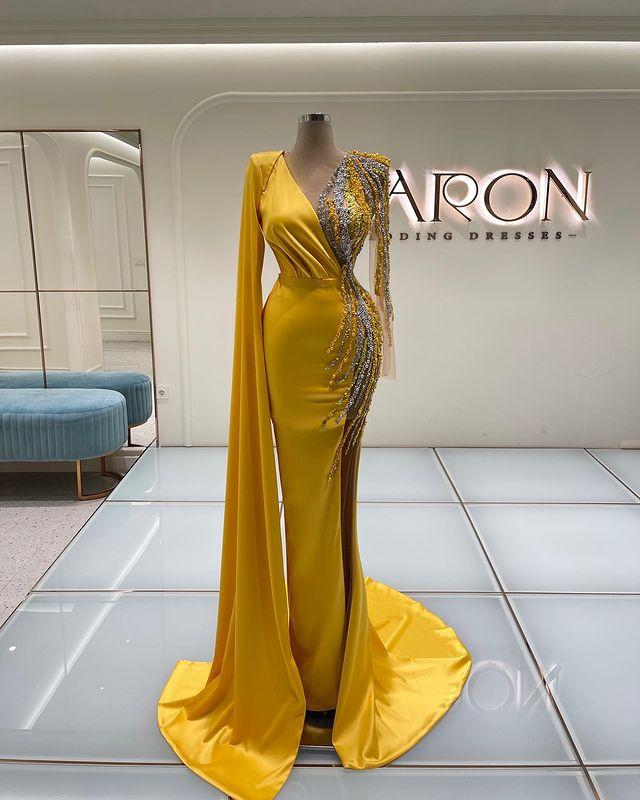 Bright Gold Satin Mermaid Prom Dresses with Long Sleeve Crystal Beaded v-neck Arabic Dubai Evening Gown robes de soirée jaune