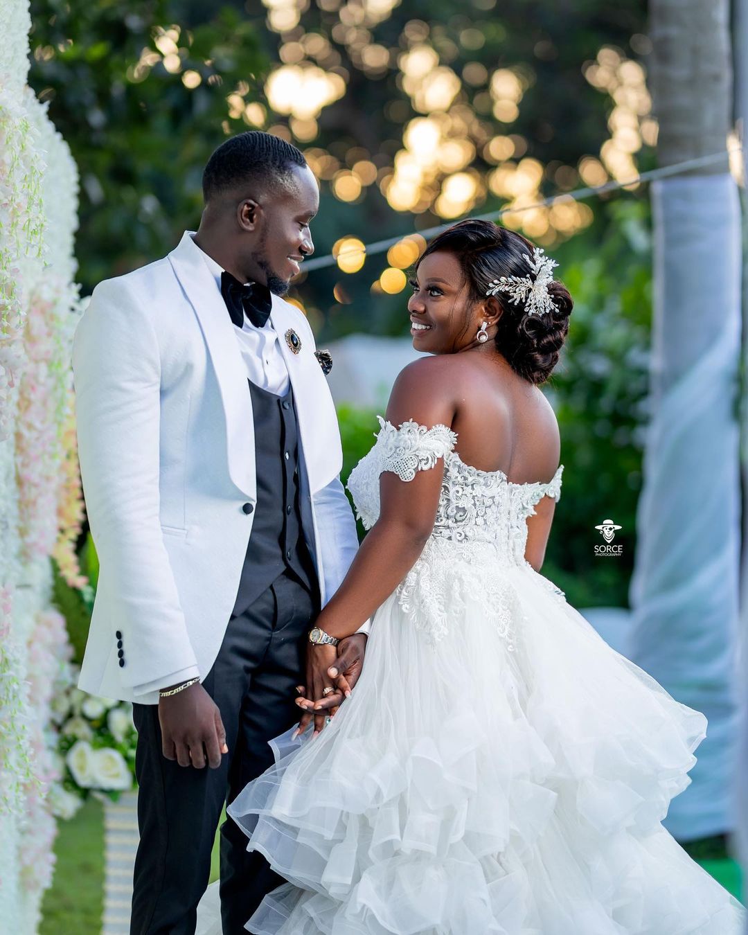 A Line Stunning Lace Wedding Dresses Off The Shoulder Neck Tiered Bridal Gowns Sweep Train Tulle Robe De Marie