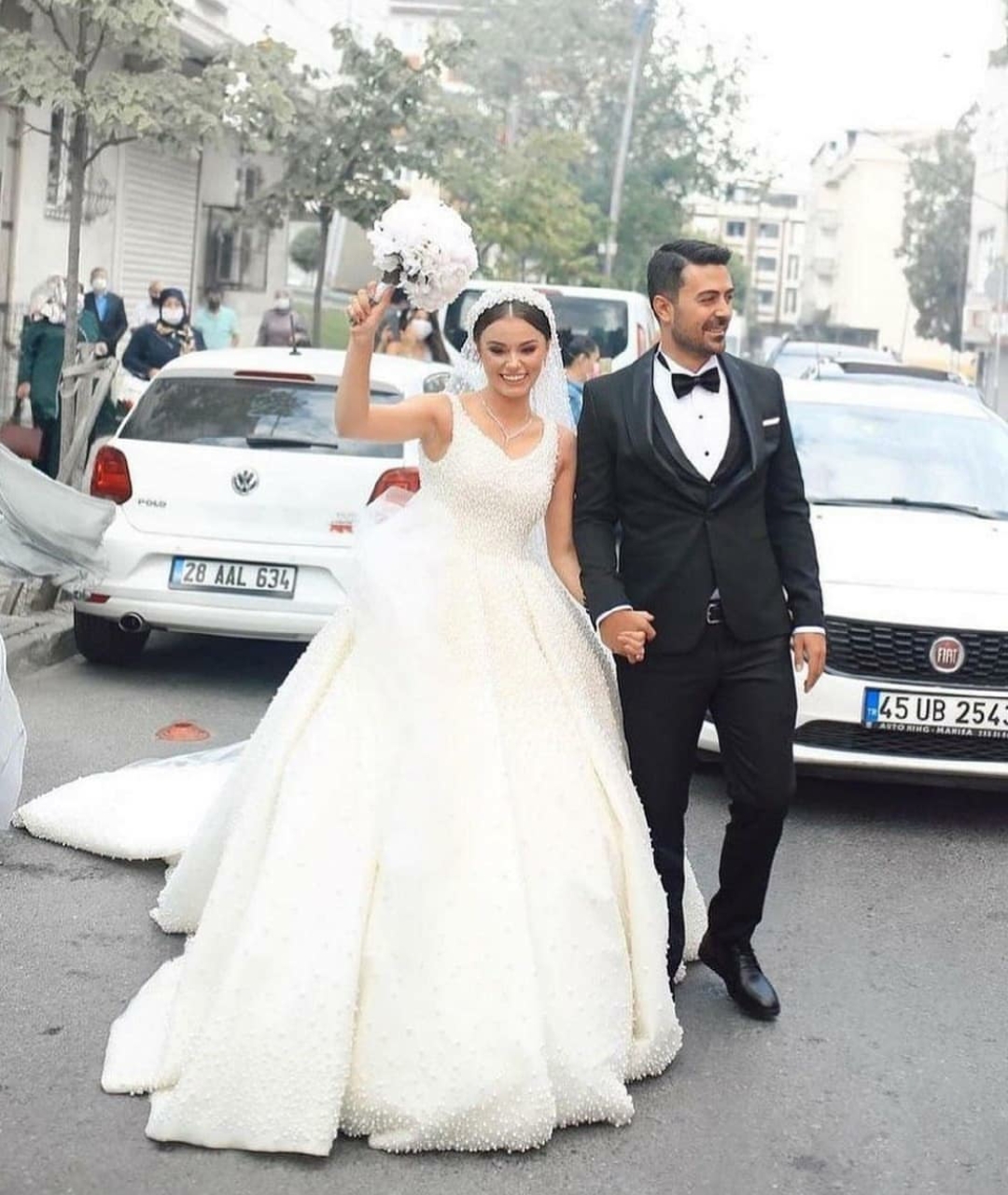 Luxury Pearls A Line Wedding Dresses Plus Size V Neck Beaded Fancy Bridal Gowns 2020 Custom Made Wedding Dress