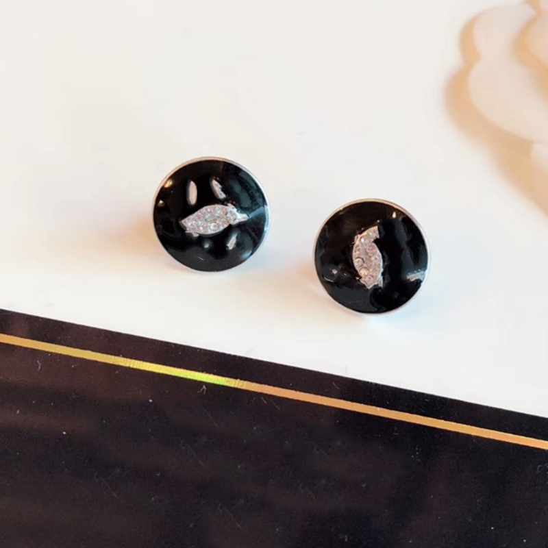 2021 Designer Studs Classic Double Letter CLogo Black Base Oil Button Earrings 925 Silver Needle L0-C07
2021 Designer Studs Classic Double Letter CLogo Black Base Oil Button Earrings 925 Silver Needle L0-C07