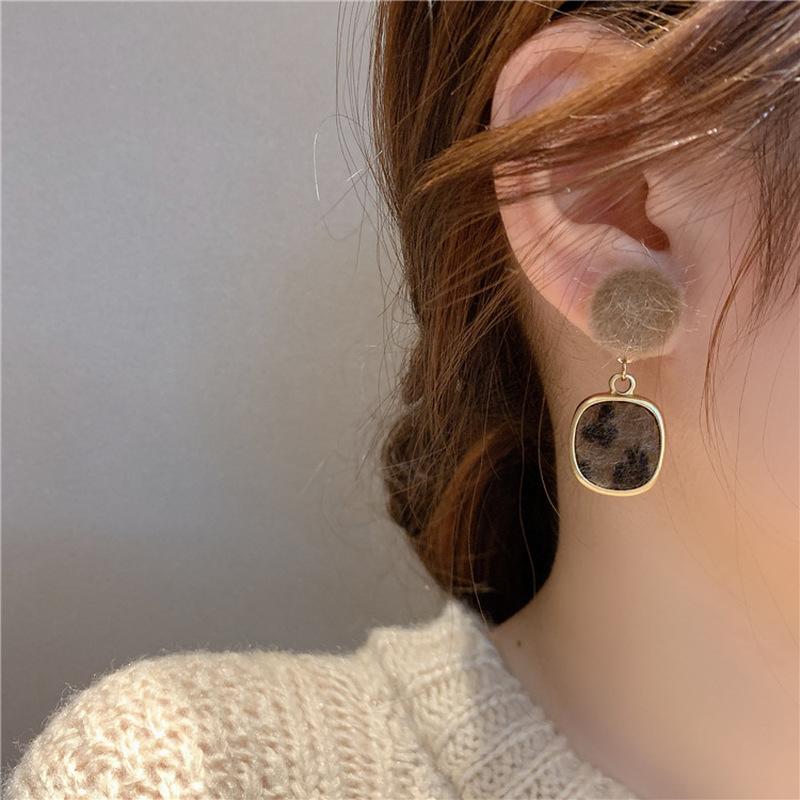 TIMRONLY Korean Fashion Square Leopard Drop Earrings Brown Color Hairy Ball Earring for Women Mejur Temperament Jewelry 2021
TIMRONLY Korean Fashion Square Leopard Drop Earrings Brown Color Hairy Ball Earring for Women Mejur Temperament Jewelry 2021