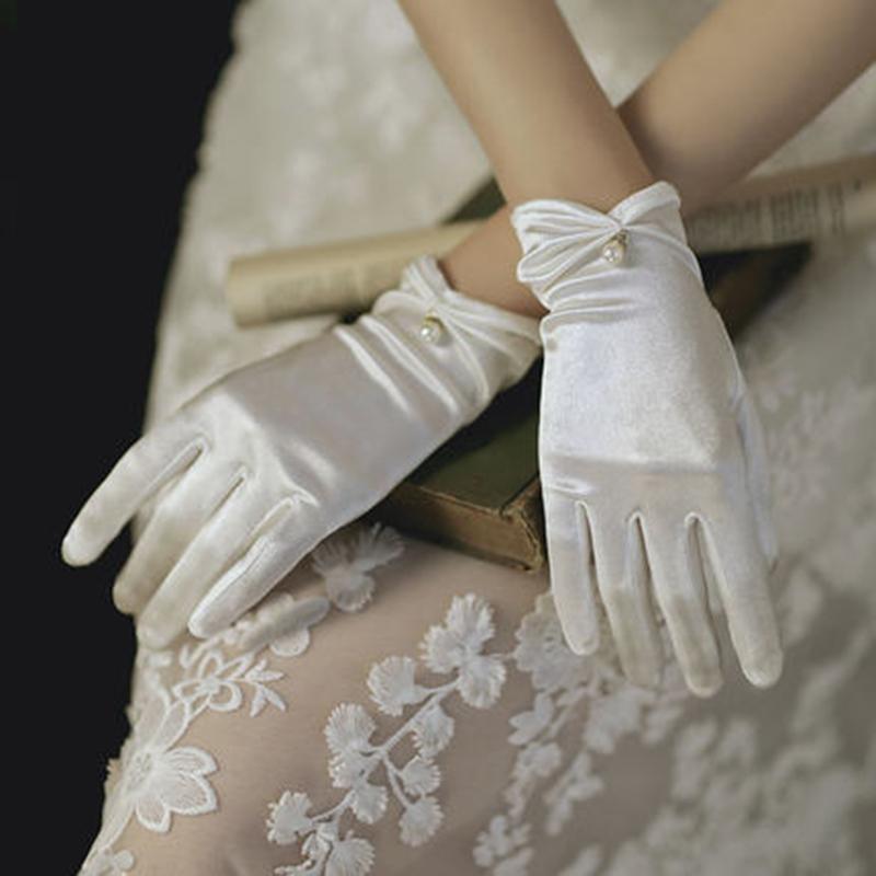 Five Fingers Gloves Women Summer Pearl Lace Bow UV Sunscreen Cycling Driving Mittens Thin Short Satin Elastic Spandex Etiquette Dress K69
Five Fingers Gloves Women Summer Pearl Lace Bow UV Sunscreen Cycling Driving Mittens Thin Short Satin Elastic Spandex Etiquette Dress K69