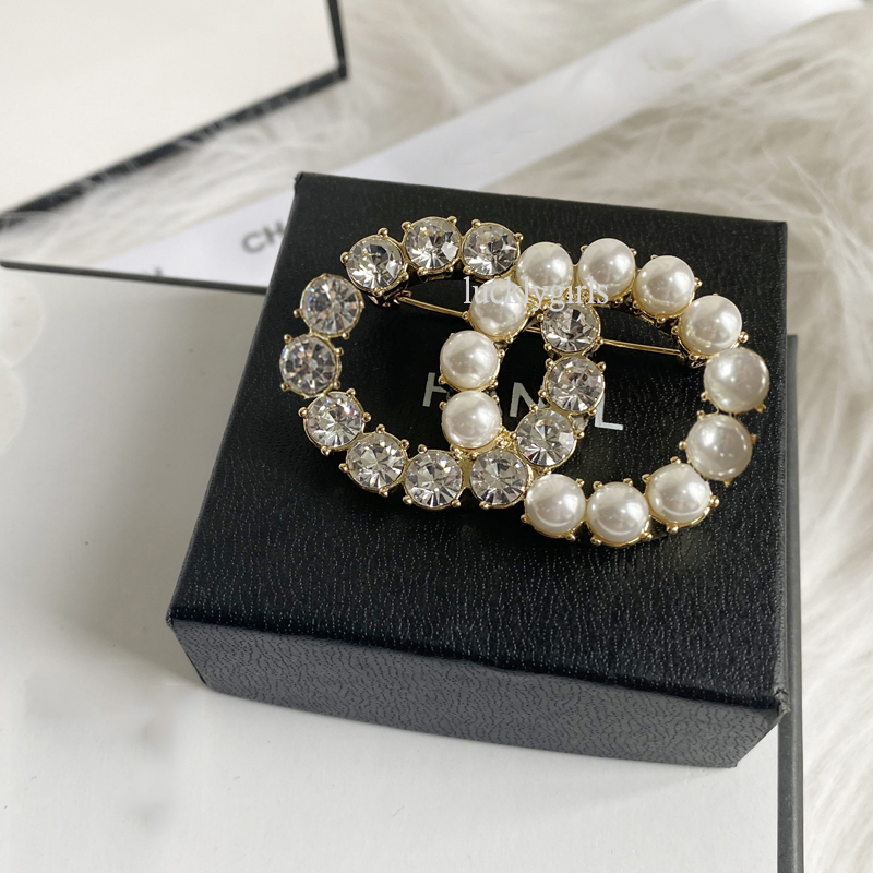 Hot Sell Ladies Designer Brooch Crystal Rhinestone Letter Brooch Pin Pearl Lapel Pins Corsage Fashion Women Jewelry Accessary Gifts, Gray
Hot Sell Ladies Designer Brooch Crystal Rhinestone Letter Brooch Pin Pearl Lapel Pins Corsage Fashion Women Jewelry Accessary Gifts, Gray