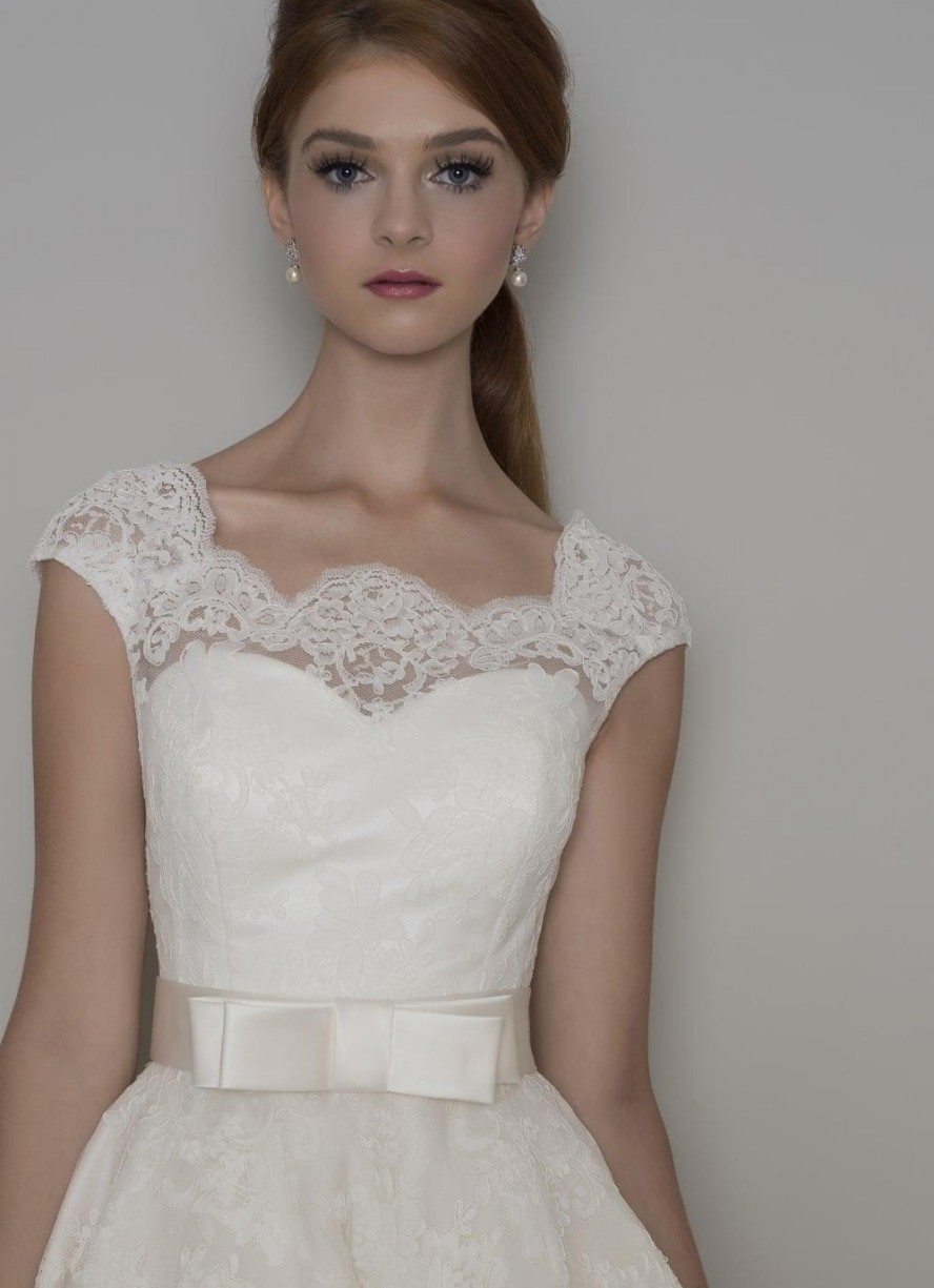 Knee Length Vintage Lace Short Wedding Dresses Sleeveless Sheer Neck Buttons Back 50s Informal A-line Bridal Gowns Mariee Custom Made