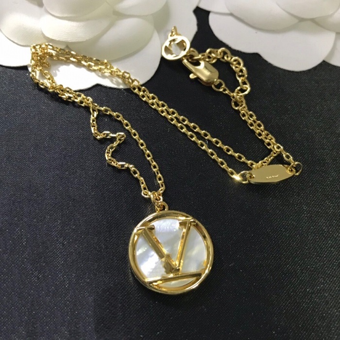 Luxury Designer Jewelry Women Necklace Gold shell Pendant necklace four leafs flower pattern Copper bracelet earrings suits fashion Jewelry
Luxury Designer Jewelry Women Necklace Gold shell Pendant necklace four leafs flower pattern Copper bracelet earrings suits fashion Jewelry