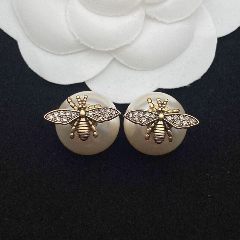 European and American Earrings Diamond series Style Retro Pearl Little Bee Ladies Fashion Trend Classic Jewelry Brand Earrings Gifts
European and American Earrings Diamond series Style Retro Pearl Little Bee Ladies Fashion Trend Classic Jewelry Brand Earrings Gifts