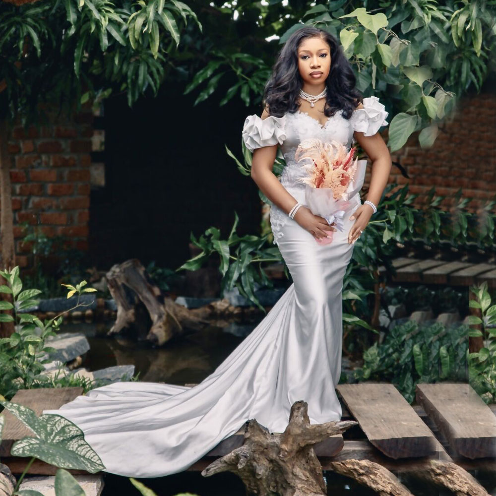 Fabulous Mermaid Wedding Dresses Beaded Appliqued Bridal Gowns Off The Shoulder Neck Plus Size Trumpet Sweep Train Satin robe de mariée, Silver
Fabulous Mermaid Wedding Dresses Beaded Appliqued Bridal Gowns Off The Shoulder Neck Plus Size Trumpet Sweep Train Satin robe de mariée, Silver