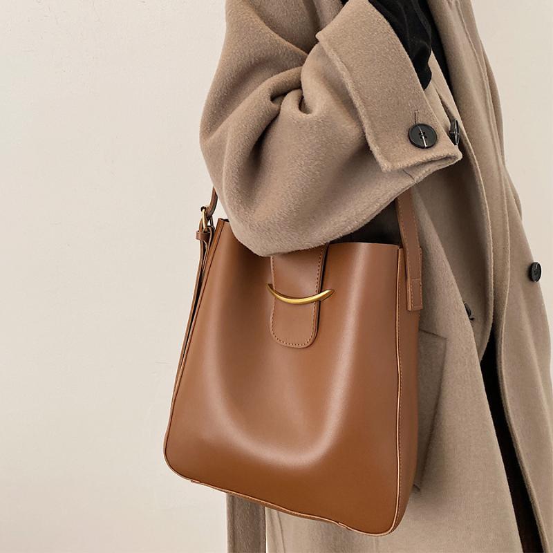 Simple Design Shoulder Bag PU Leather Casual Crossbody Bags for Women 2021 Solid Color Fashion Women's Messenger Handbags, Black
Simple Design Shoulder Bag PU Leather Casual Crossbody Bags for Women 2021 Solid Color Fashion Women's Messenger Handbags, Black
