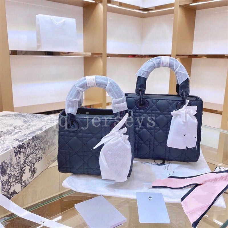 2021 Designer Luxury Handbags Purses Women Shoulder bag Genuine Leather with Fabric Cross-Body Saddle Handbag High Quality Bag
2021 Designer Luxury Handbags Purses Women Shoulder bag Genuine Leather with Fabric Cross-Body Saddle Handbag High Quality Bag