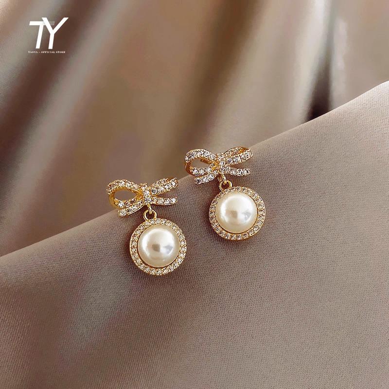 2020 New Simple Bow Pearl Pendant Dangle Earrings Fashion Korean Jewelry For Woman Wedding Party Girl's Luxury Unusual Earrings
2020 New Simple Bow Pearl Pendant Dangle Earrings Fashion Korean Jewelry For Woman Wedding Party Girl's Luxury Unusual Earrings