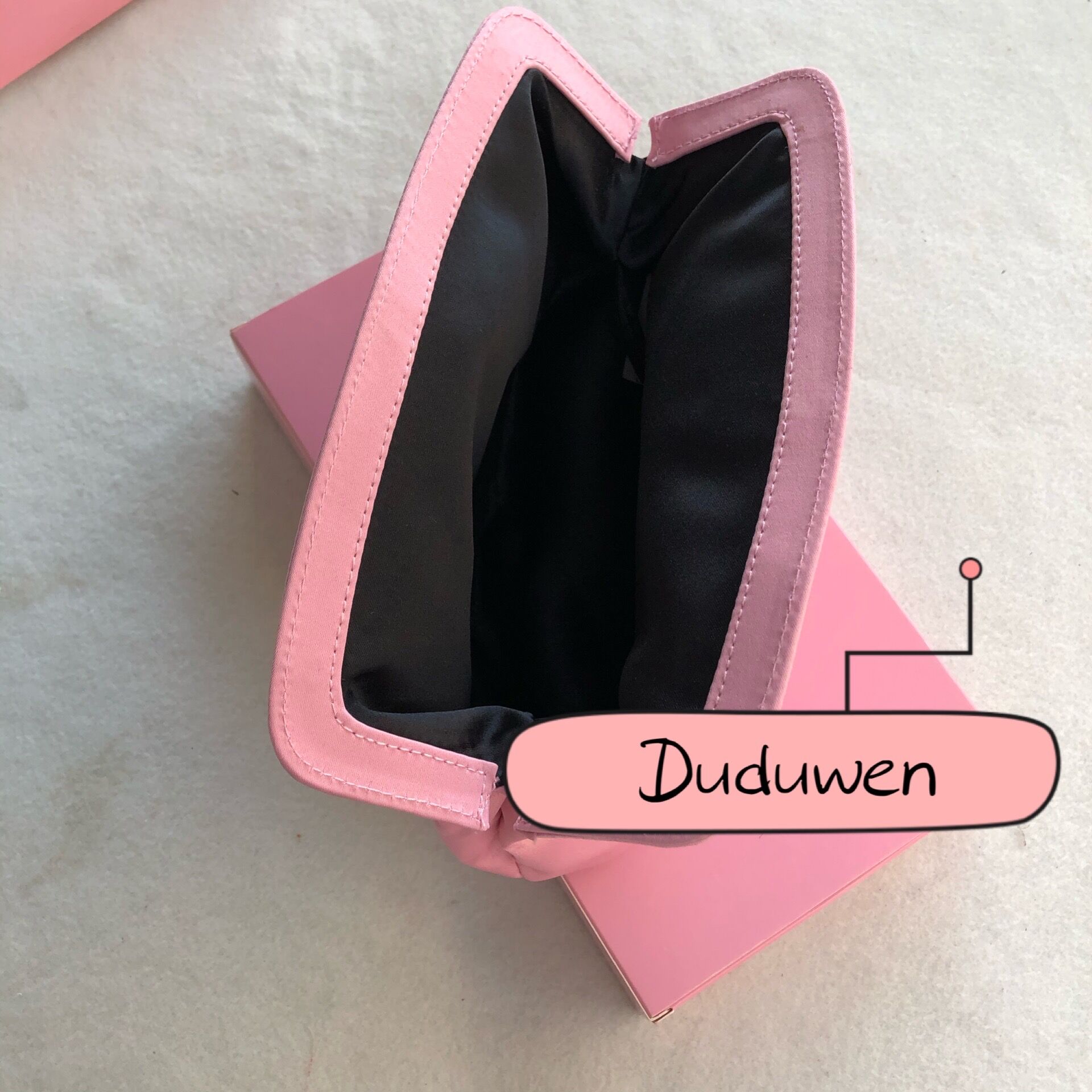 24X14X8CM classic P buckle pink makeup storage bag cosmetic bag with gift box collection item, Blue;pink
24X14X8CM classic P buckle pink makeup storage bag cosmetic bag with gift box collection item, Blue;pink