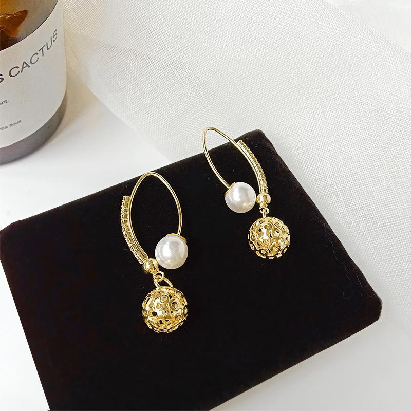 South Korea hollow ball niche personality temperament sweet and versatile high-end earrings1
South Korea hollow ball niche personality temperament sweet and versatile high-end earrings1