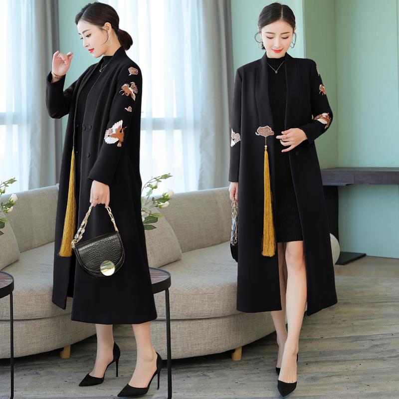 Chinese Style Top Quality 2021 Winter Long Coat Women Cute Birds Embroidery Long Sleeve Tassel Blend Coat Khaki Black Outerwear
Chinese Style Top Quality 2021 Winter Long Coat Women Cute Birds Embroidery Long Sleeve Tassel Blend Coat Khaki Black Outerwear