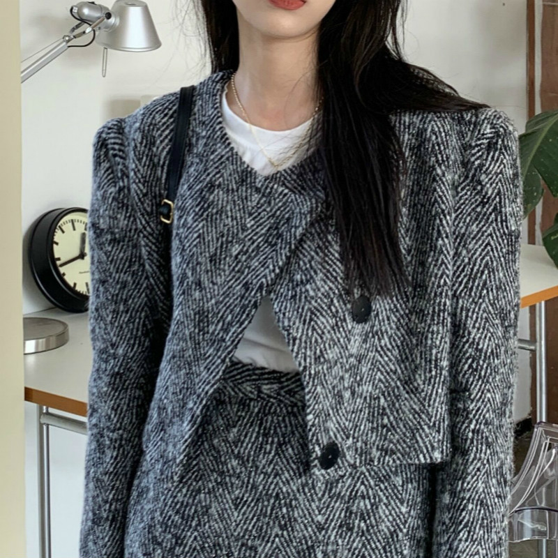 2021 New Elegant Female Two Sets Standard Pieces of Single Fish Spine Breasted Short High-waist Cardigans Wrapping Winter A-line Skirts YWPX, Gray.
2021 New Elegant Female Two Sets Standard Pieces of Single Fish Spine Breasted Short High-waist Cardigans Wrapping Winter A-line Skirts YWPX, Gray.