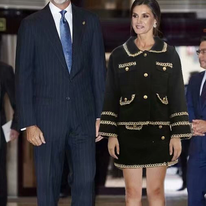 2021 Autumn New Style of Shiny Silk Thick Floral Material Long Sleeve Black Pocket Small Female Skirt Jacket Two High Quality Pieces Rtz9
2021 Autumn New Style of Shiny Silk Thick Floral Material Long Sleeve Black Pocket Small Female Skirt Jacket Two High Quality Pieces Rtz9