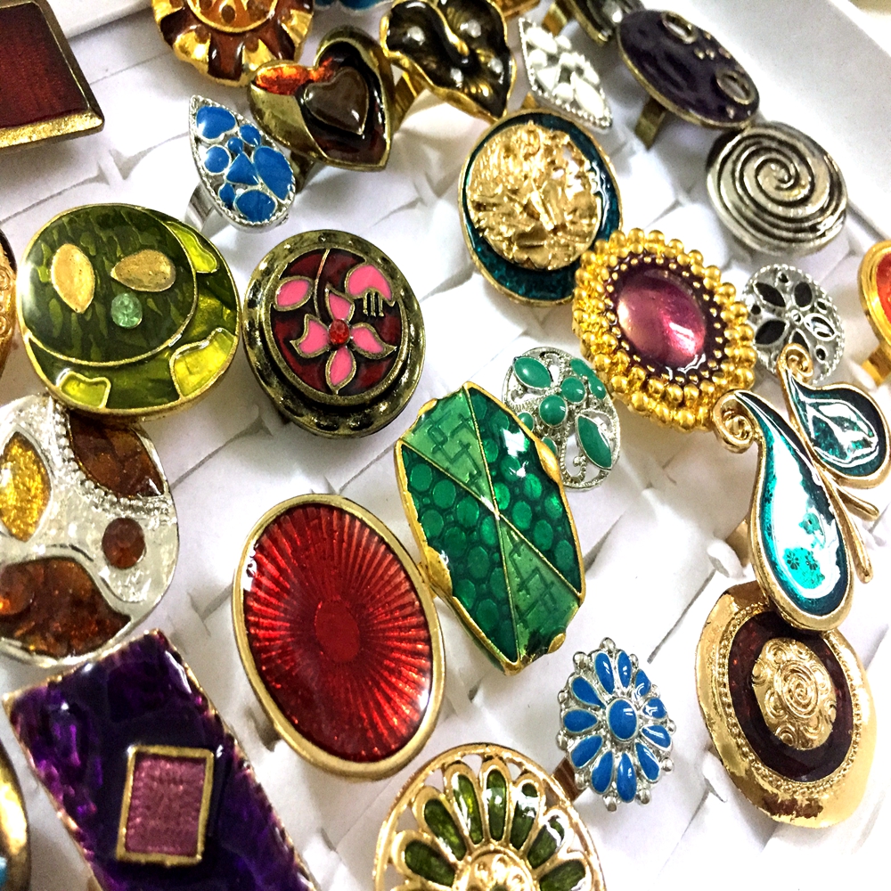 Bulk Lots 50pcs Vintage Colorful Enamel Alloy Women Rings Open Size Bronze Silver Mix Design Assorted Retro Rings Wholesale Party Jewelry
Bulk Lots 50pcs Vintage Colorful Enamel Alloy Women Rings Open Size Bronze Silver Mix Design Assorted Retro Rings Wholesale Party Jewelry