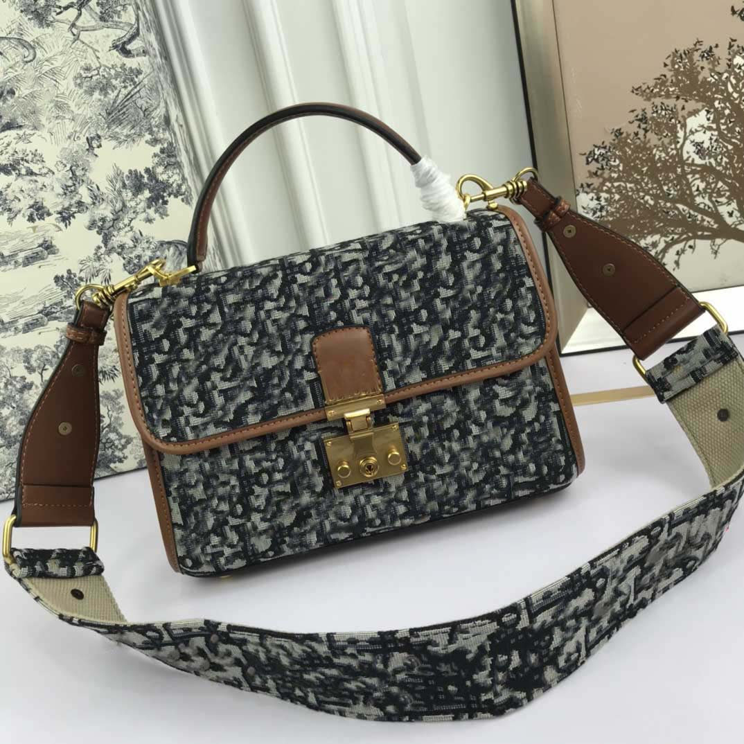 Luxury designer shoulder bag diagonal bag evening bag canvas letter printing decoration casual style design 90031
Luxury designer shoulder bag diagonal bag evening bag canvas letter printing decoration casual style design 90031