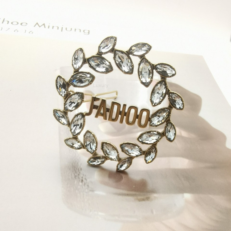 Luxury Designer Hair Clips Fashion D1OR / Di Home High Sense Letter Diamond Cd Brooch pin Light Temperament Simple Accessories Women
Luxury Designer Hair Clips Fashion D1OR / Di Home High Sense Letter Diamond Cd Brooch pin Light Temperament Simple Accessories Women
