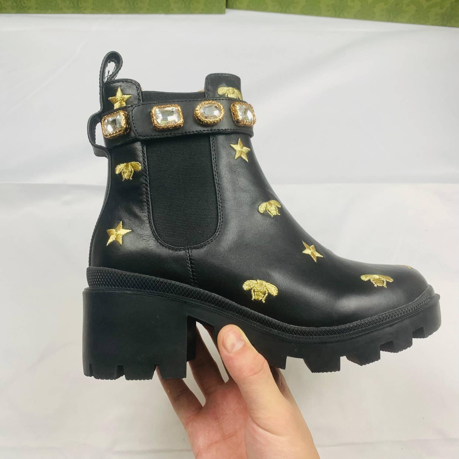 Fashion Ladies Sylvie Series Ribbon Decorated Leathers Martin Boot Women Embroidered Leather Band Ankle Boots Top Designer Luxury woman Winter box Shoes size 35-42
Fashion Ladies Sylvie Series Ribbon Decorated Leathers Martin Boot Women Embroidered Leather Band Ankle Boots Top Designer Luxury woman Winter box Shoes size 35-42