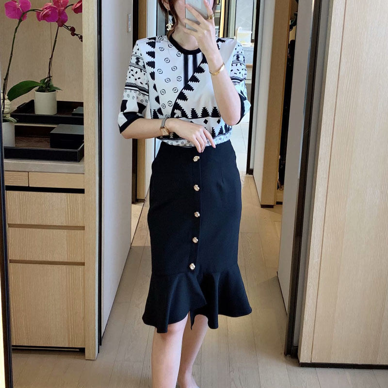 Retro-stamped Medium Black Upper Sleeve Fine Fishtail Temperament Female Skirt Set of Two New High Quality Fashion Pieces F297
Retro-stamped Medium Black Upper Sleeve Fine Fishtail Temperament Female Skirt Set of Two New High Quality Fashion Pieces F297