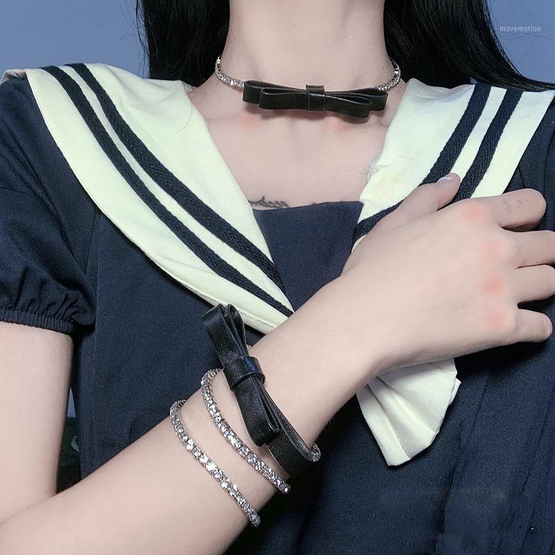 MENGJIQIAO 2020 New Fashion Punk Gothic Black Leather Bowknot Choker For Women Girls Rhinestone Pendant Party Jewelry Gifts1
MENGJIQIAO 2020 New Fashion Punk Gothic Black Leather Bowknot Choker For Women Girls Rhinestone Pendant Party Jewelry Gifts1