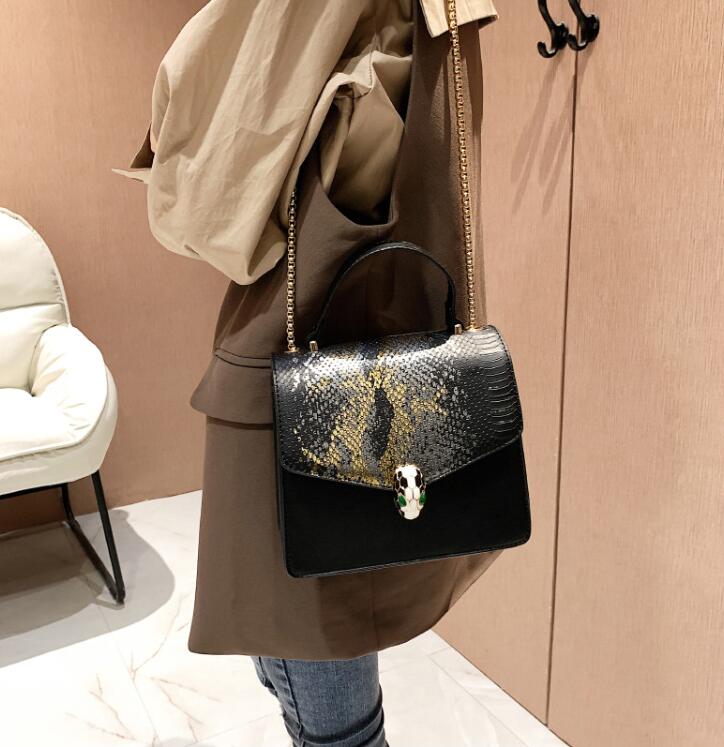 Wholesale factory ladies shoulder bag street fashion personality buckle chain bags sweet small fresh contrast leather handbag elegant Joker blue printed backpack
Wholesale factory ladies shoulder bag street fashion personality buckle chain bags sweet small fresh contrast leather handbag elegant Joker blue printed backpack