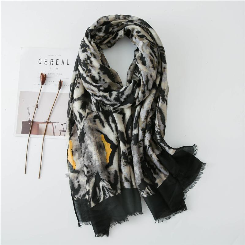 2021 New Fashion Women Scarf Bohemia Beach Hijab Shawls and Wraps Female Foulard Echarpe Designer Bandana 
2021 New Fashion Women Scarf Bohemia Beach Hijab Shawls and Wraps Female Foulard Echarpe Designer Bandana