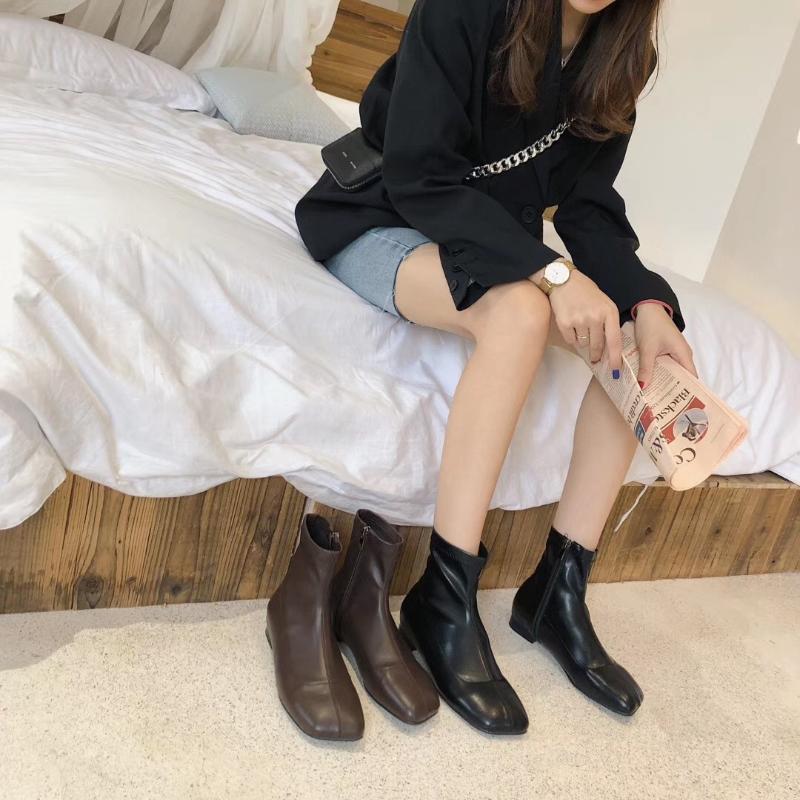 Autumn Soft Leather Zipper Square Head Flat Short Boots Versitile Comfortable Flat Heel Shoe Lady Shoes -40, Black and white with pattern
Autumn Soft Leather Zipper Square Head Flat Short Boots Versitile Comfortable Flat Heel Shoe Lady Shoes -40, Black and white with pattern