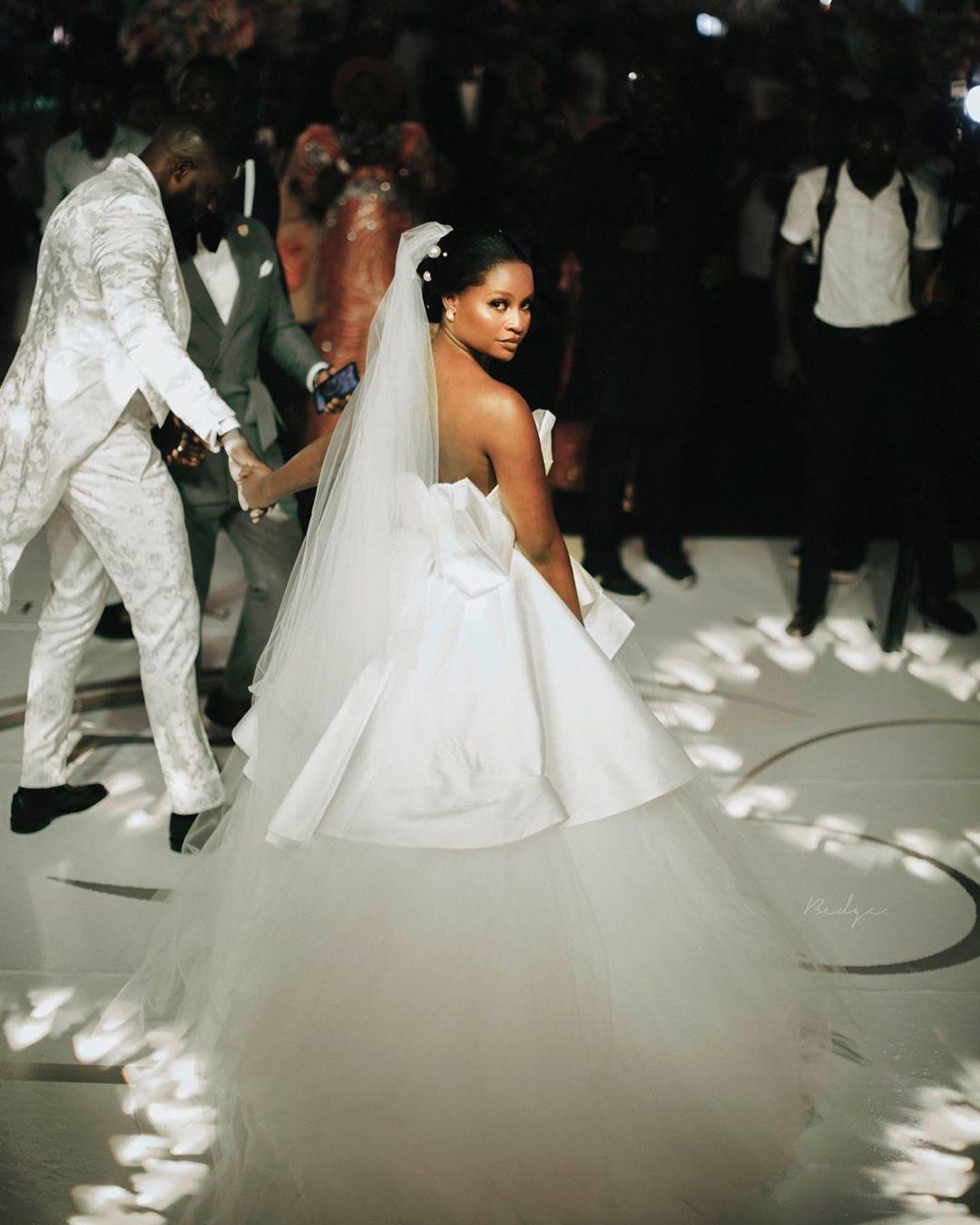 A Attractive E Satin Wedding Dresses Strapless Neck Pleated Bridal Gowns Plus Size Sweep Train Tulle Robe De Mari E