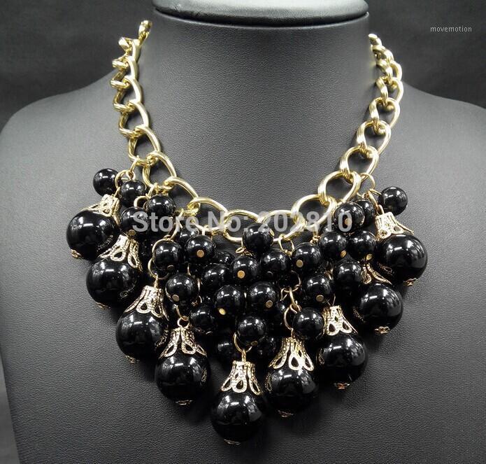 2020 winter new model Chunky big pearl pendants necklace statement gold chains necklace vintage sweater for women1
2020 winter new model Chunky big pearl pendants necklace statement gold chains necklace vintage sweater for women1